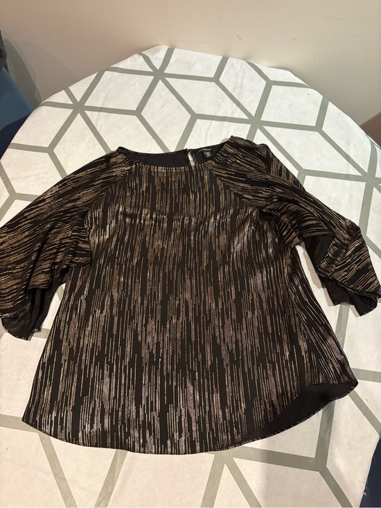 le chateau Tops - 3/15$ le chateau Black Blouse with Gold Metallic Stripe Accents